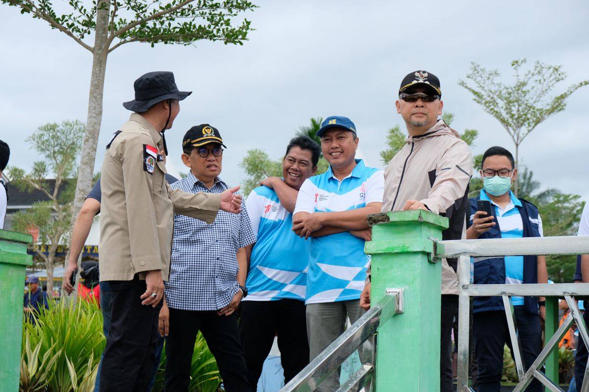 Gotong Royong Bersih Danau Sipin Kota Jambi