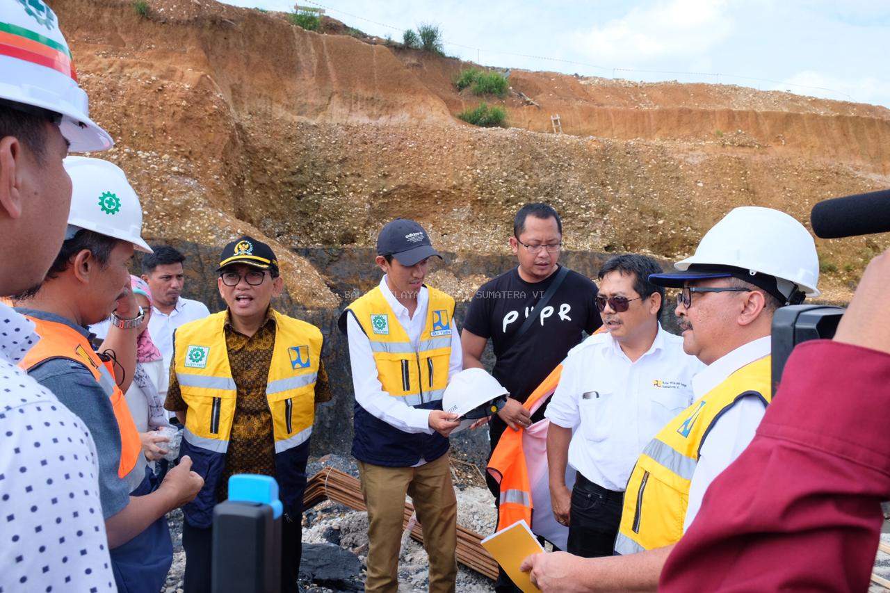 Kunjungan Direktur Irigasi dan Rawa di Proyek Pembangunan Bendung Batang Asai