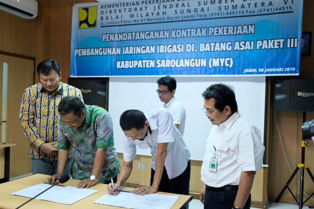 Penandatangan Kontrak Pekerjaan Pembangunan Jaringan Irigasi DI. Batang Asai Paket III