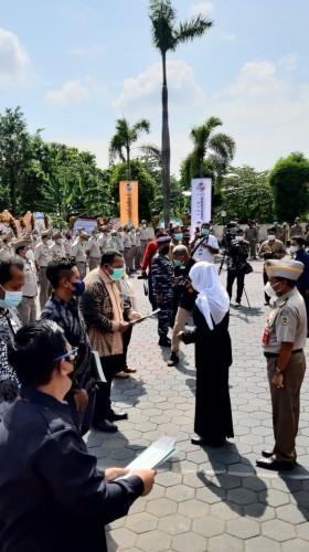 Penyerahan Simbolis Sertifikat Tanah Aset BMN PPLS oleh Gubernur Jawa Timur 